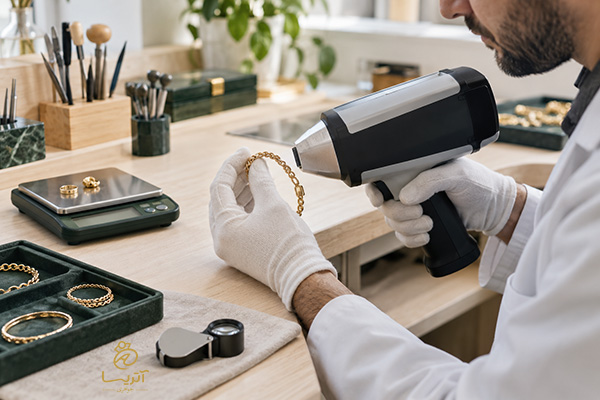 تشخیص عیار طلای اصل توسط کارشناس با استفاده از سنگ محک